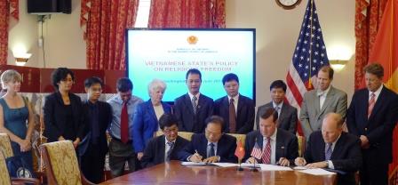 Center Signs MOU Concerning Religious Freedom with Vietnamese Delegation and IGE