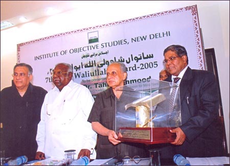 Dr. Tahir Mahmood Receives 7th Shah Waliullah Award